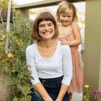 "נוכחות של אישה וילדה לבדן מזמינה פתיחות". דוקולף ובתה. | סימון אן