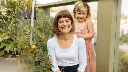 "נוכחות של אישה וילדה לבדן מזמינה פתיחות". דוקולף ובתה. | סימון אן