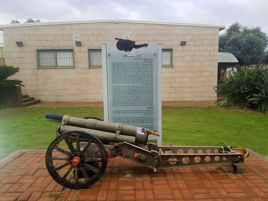 לא קדוש. תותח נפוליאונצ'יק מ־ 1948 שמוצג בבסיס גלילות בתור התותח שירה באלטלנה. | Zarmi, ויקיפדיה
