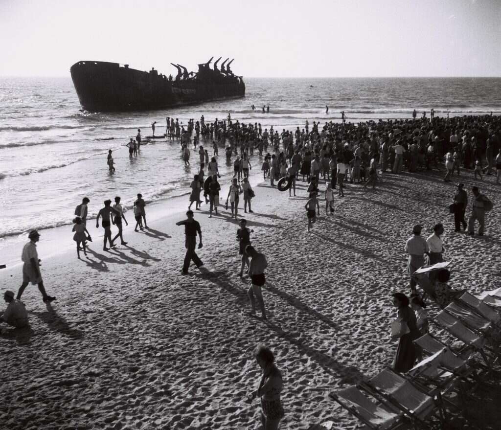 יותר ממאתיים אנשי אצ"ל הוחזקו במעצר במשך שבועות. אלטלנה מגיעה לחוף. | טדי בראונר, לע"מ
