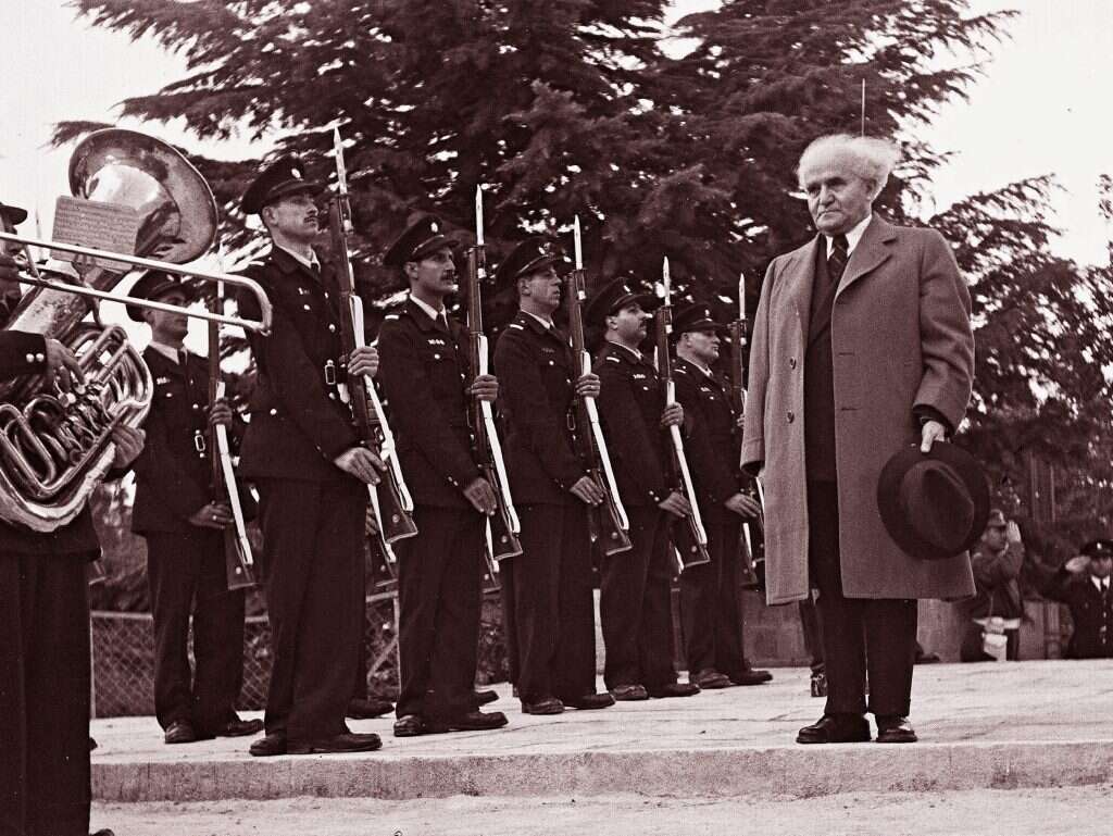 "כל איש מסוגל לטעות מבלי שירגיש בכך". בן־גוריון במסדר צבאי, 1948. | גטי אימג'ס