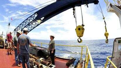 אי אפשר להוציא מים מהסלע, אבל אפשר להוציא סלע מהמים. ספינת הקידוח. | גטי אימג'ס