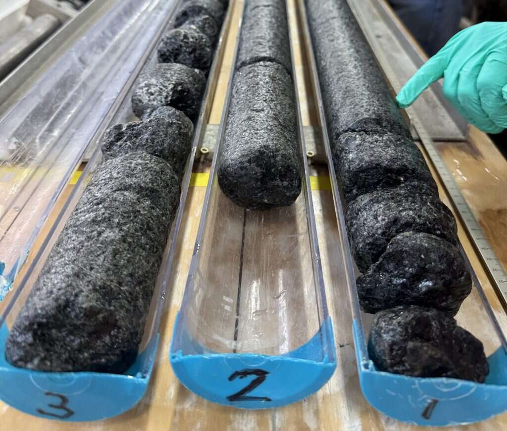 מעטפת, או סלע מהגבול האפור בין הקרום למעטפת? קטעים מהליבות שנקדחו. | לסלי אנדרסון, תוכנית האנטרטיקה של ארה"ב, IODP JRSO