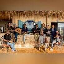 מימין לשמאל: עמית שרון (תיפוף), מרדכי יצהר (זמר), אריאל סמית (כלי הקשה), חנני זית (כלי נשיפה), אלחנן פרידמן (כינור), אלירן מזוז (גיטרה), גל חבר (קאנון), נירו אבקסיס (עוּד), עומרי פורת (קונטרבס) ויוני שרון (כלי הקשה). | נעמה שטרן