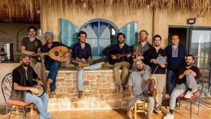 מימין לשמאל: עמית שרון (תיפוף), מרדכי יצהר (זמר), אריאל סמית (כלי הקשה), חנני זית (כלי נשיפה), אלחנן פרידמן (כינור), אלירן מזוז (גיטרה), גל חבר (קאנון), נירו אבקסיס (עוּד), עומרי פורת (קונטרבס) ויוני שרון (כלי הקשה). | נעמה שטרן