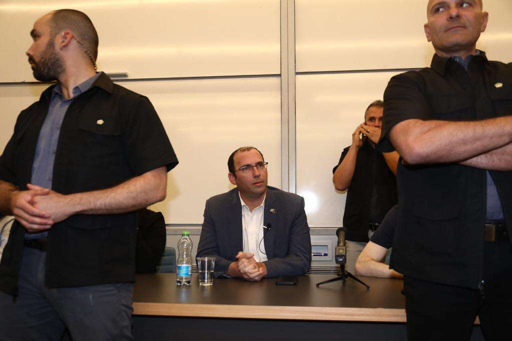 שלושה מאבטחים צמודים. רוטמן באוניברסיטת תל־אביב. | גדעוןן מרקוביץ, TPS