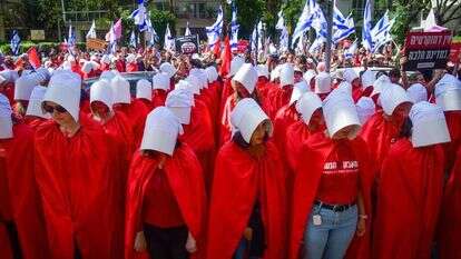 שקר, אבל מותר. מפגינות נגד הרפורמה במיצג "סיפורה של שפחה". | אבשלום ששוני, פלאש 90