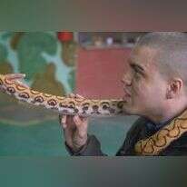 טיפול בנחשים. | NELSON: ALMEIDAAFP