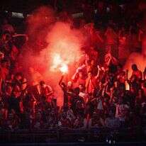 אוהדי הפועל תל אביב בכדורסל מדליקים אבוקות ביציעים. | בן חקון, פלאש 90