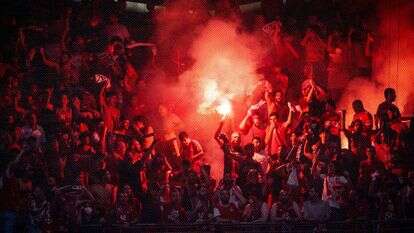 אוהדי הפועל תל אביב בכדורסל מדליקים אבוקות ביציעים. | בן חקון, פלאש 90