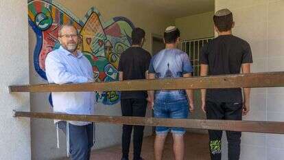 יאיר סולומון עם תלמידים בכפר הנוער. | יוסי אלוני