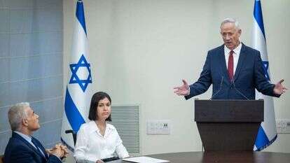 האינטרס הפוליטי של האופוזיציה היה להפסיד. חברי הכנסת גנץ, אלהרר ולפיד. | יונתן זינדל, פלאש 90