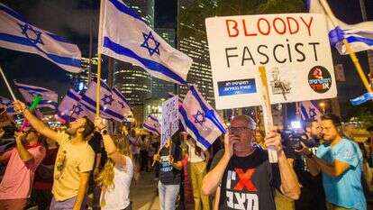 מפגינים בתל אביב אחרי ההצבעה על הוועדה לבחירת שופטים. | פלאש 90