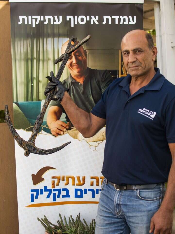ארכיאולוג רשות העתיקות עם העוגן. | יולי שוורץ, רשות העתיקות