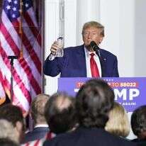 טראמפ נואם לאחר צאתו מבית המשפט. | איי.פי