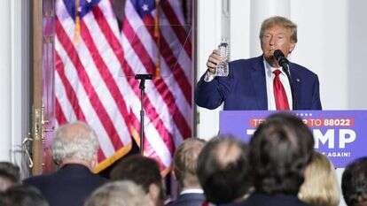 טראמפ נואם לאחר צאתו מבית המשפט. | איי.פי