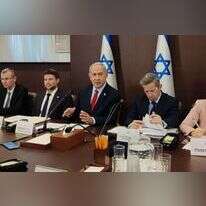 נתניהו בפתח ישיבת הממשלה. ללא קרדיט