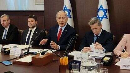 נתניהו בפתח ישיבת הממשלה. ללא קרדיט