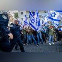 מפגיינם ישראלים נגד הרפורמה המשפטית מול מעון ראש הממשלה, נתניהו. | יונתן זינדל, פלאש 90