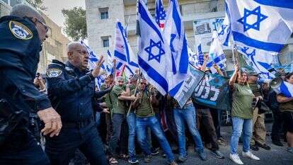 מפגיינם ישראלים נגד הרפורמה המשפטית מול מעון ראש הממשלה, נתניהו. | יונתן זינדל, פלאש 90