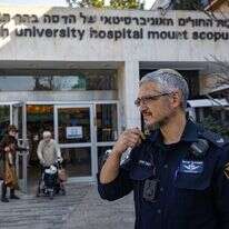 שוטר בכניסה לבית החולים הדסה הר הצופים. | אוליבייה פיטוסי / פלאש 90