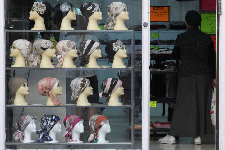 חנות כיסויי ראש בירושלים. | נתי שוחט, פלאש 90