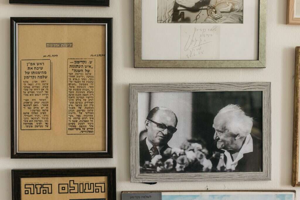 התמונה הראשונה של בגין ובן גוריון לאחר ההתפייסות ב-67. | אבישג שאר־ישוב