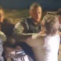 לוחם מג"ב מתעמת בכוח עם המפגינים בצפון השומרון. | מסך מתוך הסרטון באדיבות תושבי חרמש