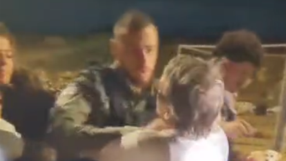 לוחם מג"ב מתעמת בכוח עם המפגינים בצפון השומרון. | מסך מתוך הסרטון באדיבות תושבי חרמש