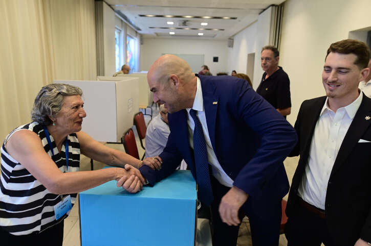 יו"ר הכנסת מצביע בקלפי בת"א בבחירות ללשכת עורכי הדין. | תומר נאומברג, פלאש 90