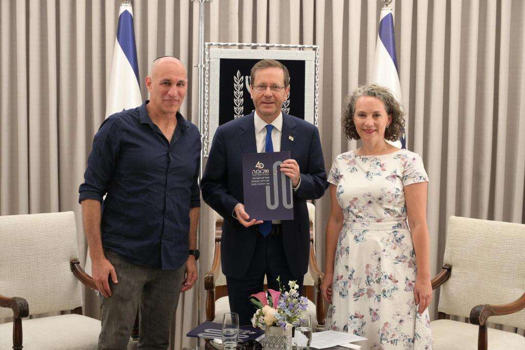 הנשיא הרצוג עם תמי חלמיש אייזנמן מנכ"לית עמותת אלומה ועם אמיתי פורת יו״ר  עמותת אלומה. | עמוס בן גרשום/לע"ם