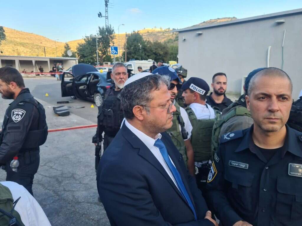 השר לביטחון לאומי איתמר בן גביר בזירת הפיגוע, היום. | נדב גולדשטיין/TPS