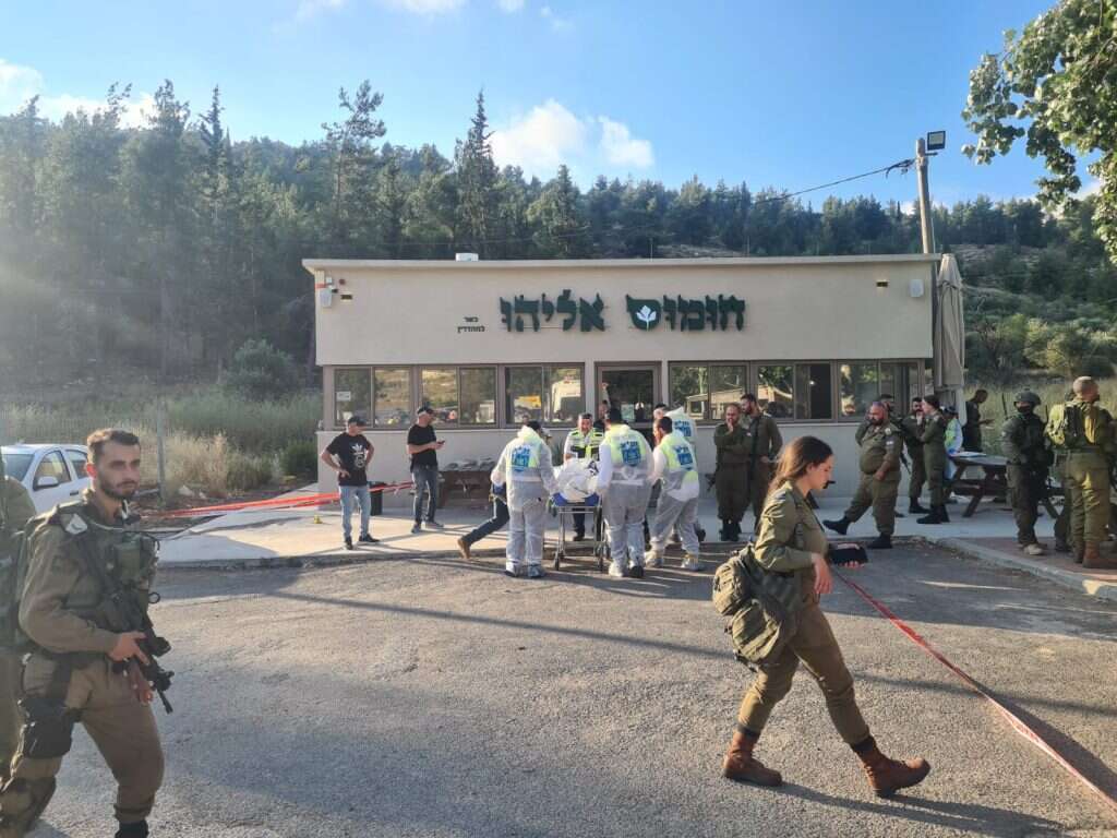 זירת הפיגוע בתחנת הדלק, סמוך ליישוב עלי. | נדב גולדשטיין/TPS