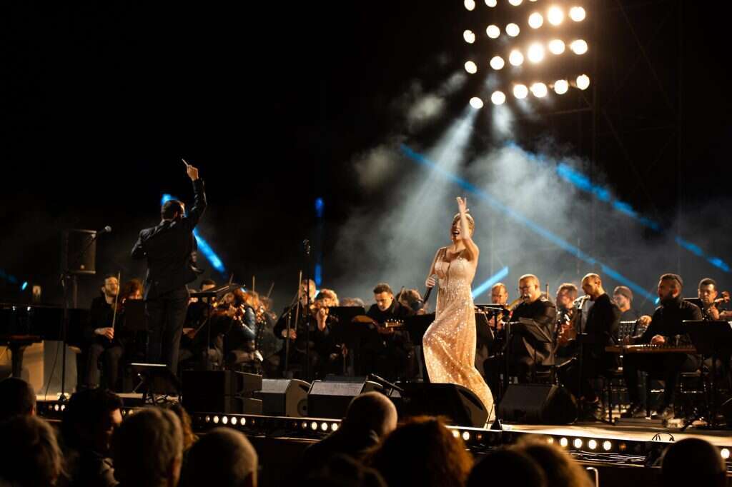 לינט והתזמורת בשיר היונה. | דפנה טלמון