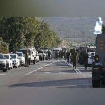 חסימת הציר בסמוך לזירת הפיגוע, אתמול. | EPA