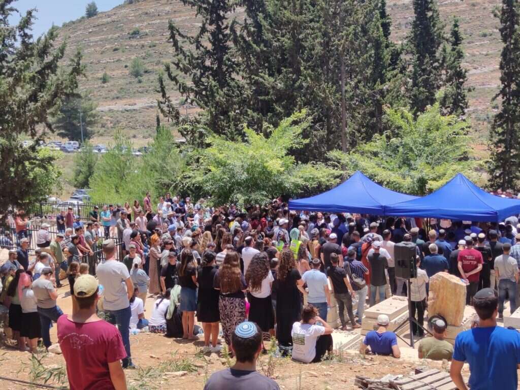 לוויית עופר פיירמן שנרצח בפיגוע בעלי, היום. | TPS לוויית עופר פיירמן שנרצח בפיגוע בעלי, היום. | TPS