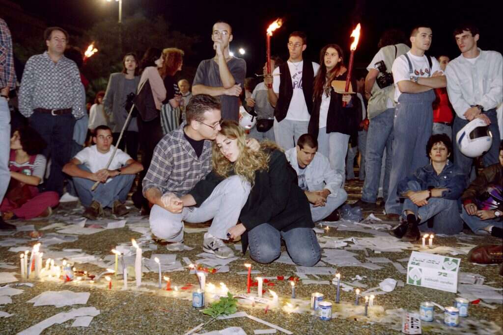"זו הייתה תקופה טראומטית עבורי". מדליקים נרות בכיכר לאחר רצח רבין. | איי.אף.פי