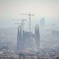 גאודי יבנה גורד שחקים בלב מנהטן ובתמורה תמומן השלמת בנייתה של הכנסייה שלו. ה"סגרדה פמיליה" בברצלונה. | שאטרסטוק