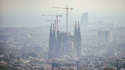 גאודי יבנה גורד שחקים בלב מנהטן ובתמורה תמומן השלמת בנייתה של הכנסייה שלו. ה"סגרדה פמיליה" בברצלונה. | שאטרסטוק