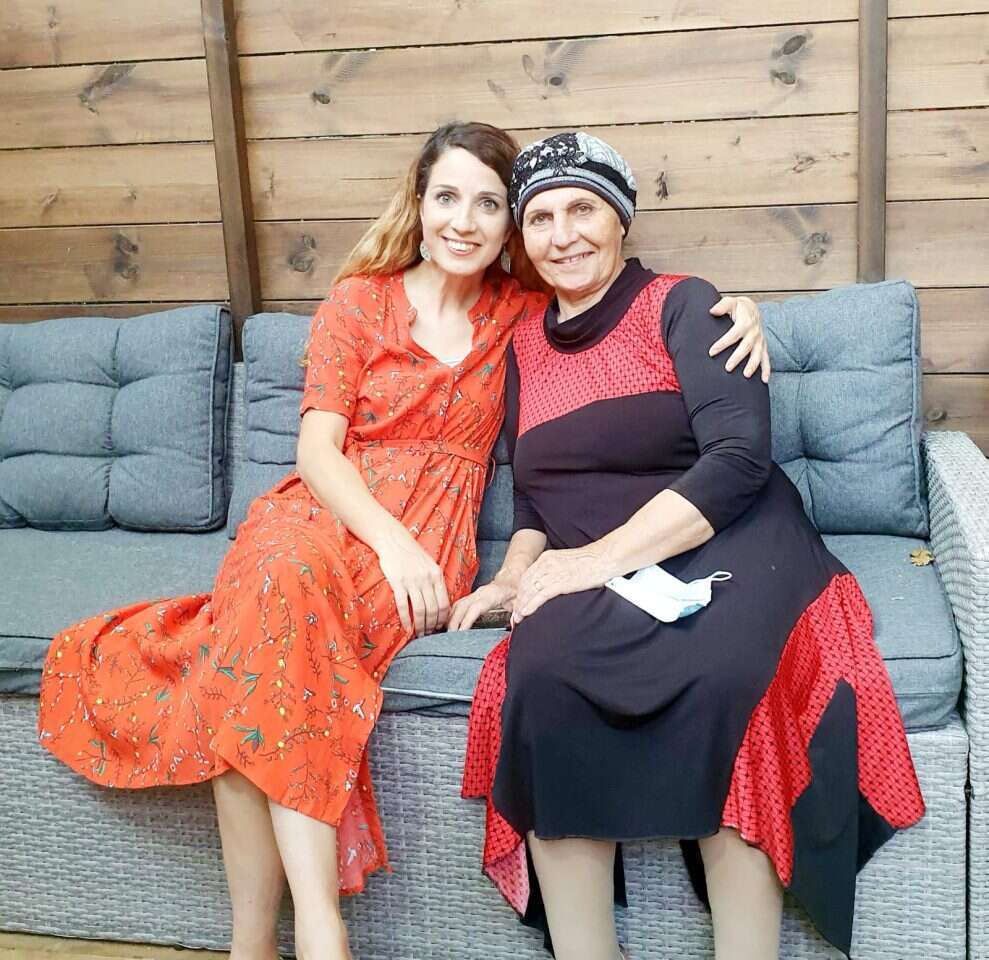 עלתה ממניעים ציוניים ישר למציאות מורכבת. אהרון–שפרן עם אמה. | באדיבות המצולמת