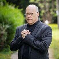 נותר בתודעה כמייצג של הניינטיז. עוזי וייל. | אבישג שאר־ישוב