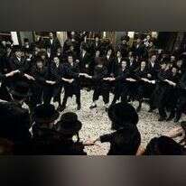 "הביטו בחסידים האלה. הביטו איך הם רוקדים יחד, מסה אנושית של זהב צרוף". שמחת בית השואבה בחסידות בעלז, 2014. אילוסטרציה. | יעקב נחומי, פלאש 90