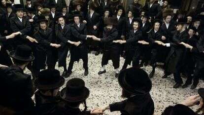 "הביטו בחסידים האלה. הביטו איך הם רוקדים יחד, מסה אנושית של זהב צרוף". שמחת בית השואבה בחסידות בעלז, 2014. אילוסטרציה. | יעקב נחומי, פלאש 90 "הביטו בחסידים האלה. הביטו איך הם רוקדים יחד, מסה אנושית של זהב צרוף". שמחת בית השואבה בחסידות בעלז, 2014. אילוסטרציה. | יעקב נחומי, פלאש 90