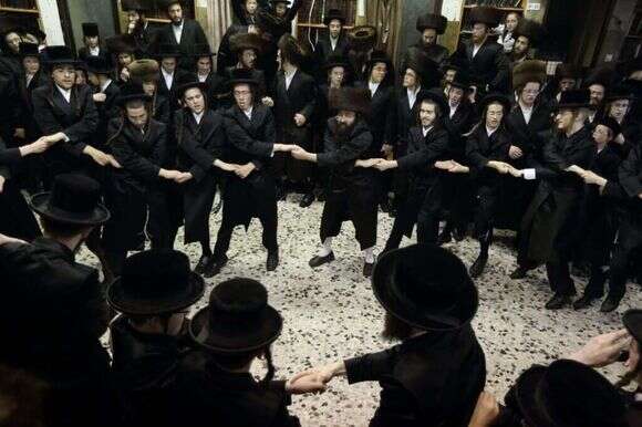 "הביטו בחסידים האלה. הביטו איך הם רוקדים יחד, מסה אנושית של זהב צרוף". שמחת בית השואבה בחסידות בעלז, 2014. אילוסטרציה. | יעקב נחומי, פלאש 90