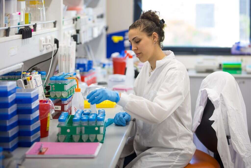 "האתגר שלנו הוא להתערב בשיחות בין החלבונים הטבעיים ולגרום לשינוי מדויק בתהליך הביולוגי". מעבדת ביולוג'יק דיזיין. | לירון מולדובן