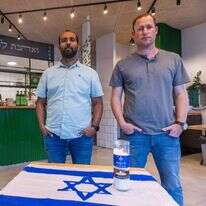 גזבר (מימין) ויעקב במסעדה. | יוסי אלוני