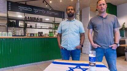 גזבר (מימין) ויעקב במסעדה. | יוסי אלוני