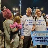 פרופ' אמנון אלבק (משמאל) עם פרופ' אשר כהן בצעדת הפרופסורים למען הרפורמה, בחודש אפריל בירושלים