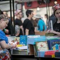 דוכני שבוע הספר בתל־אביב. | מרים אלסטר, פלאש 90 דוכני שבוע הספר בתל־אביב. | מרים אלסטר, פלאש 90