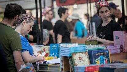 דוכני שבוע הספר בתל־אביב. | מרים אלסטר, פלאש 90